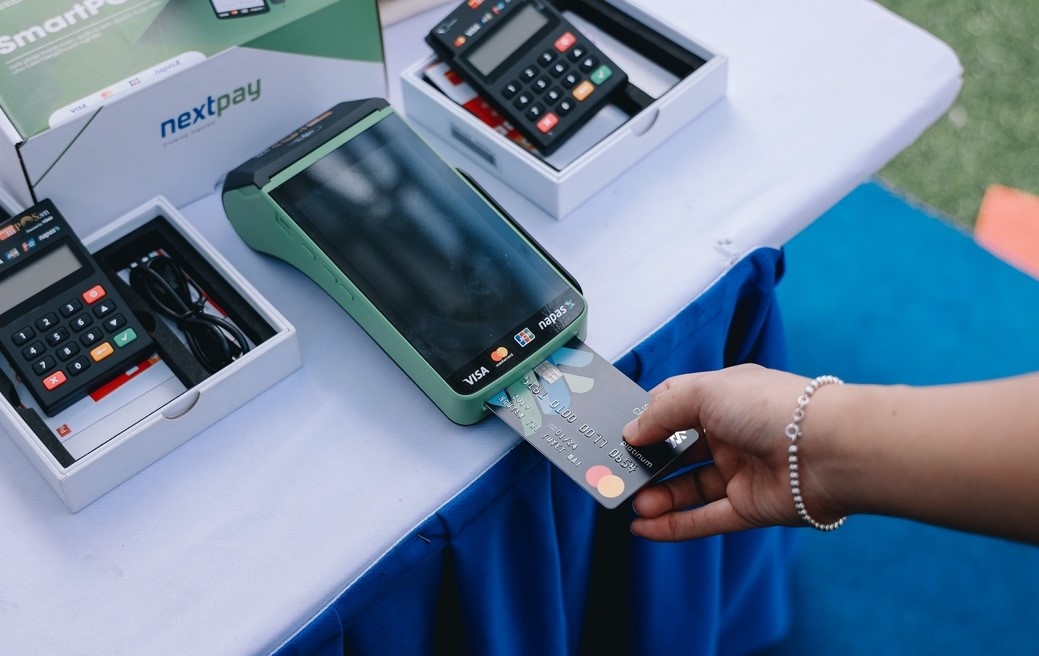 Nhieu hoat dong day manh thanh toan khong tien mat hinh anh