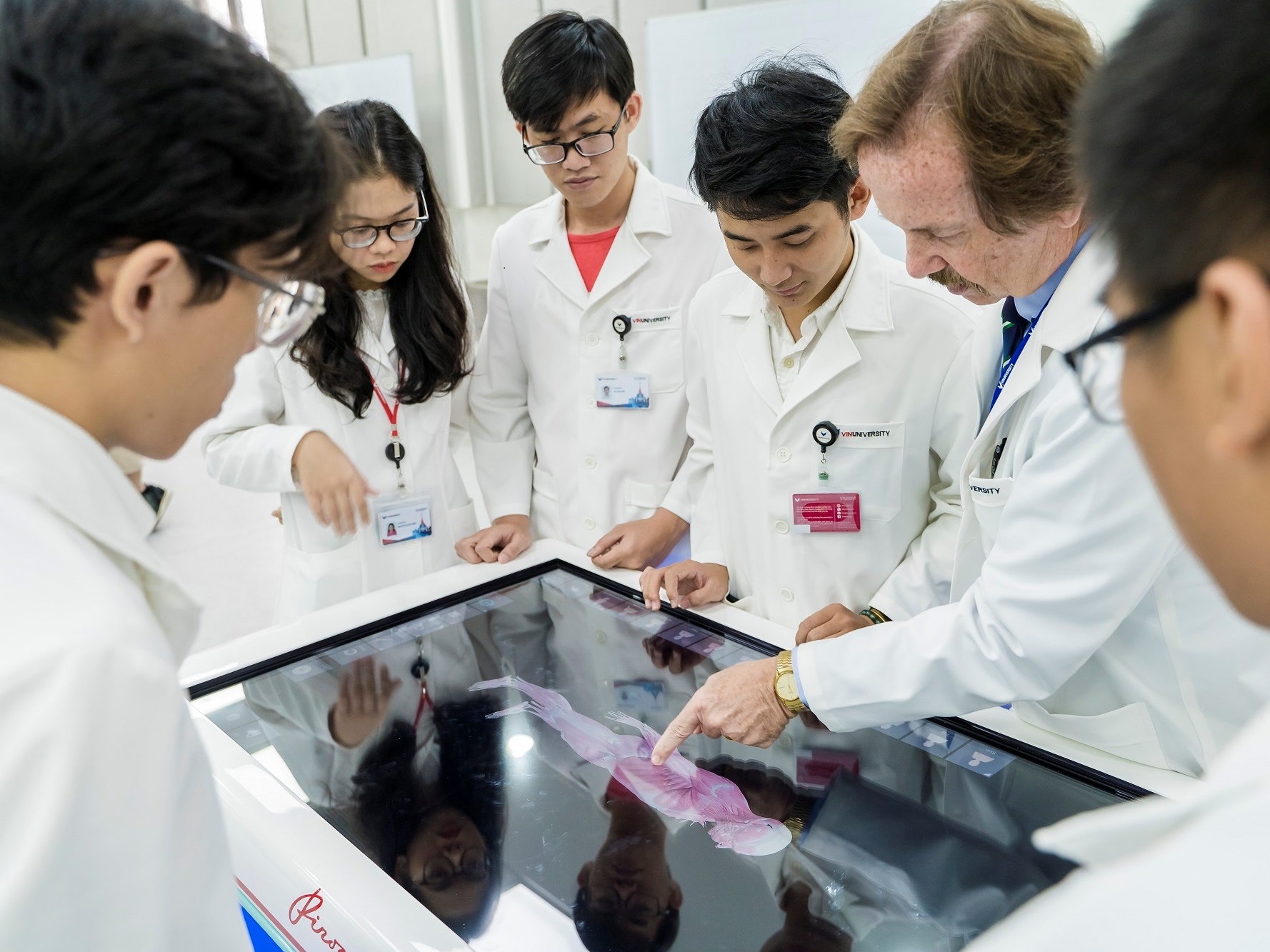 Xac ao - giao cu cong nghe cao cua VinUni hinh anh