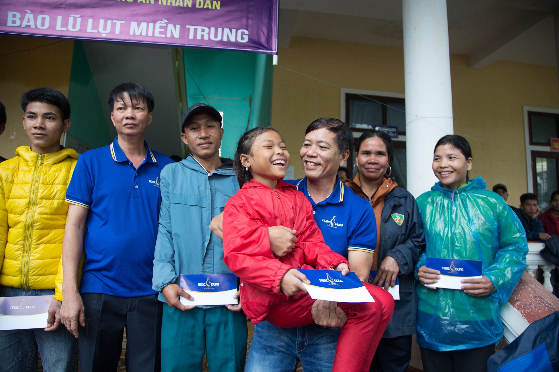 Nguoi dan vung lu Quang Binh, Quang Tri nhan qua cuu tro hinh anh