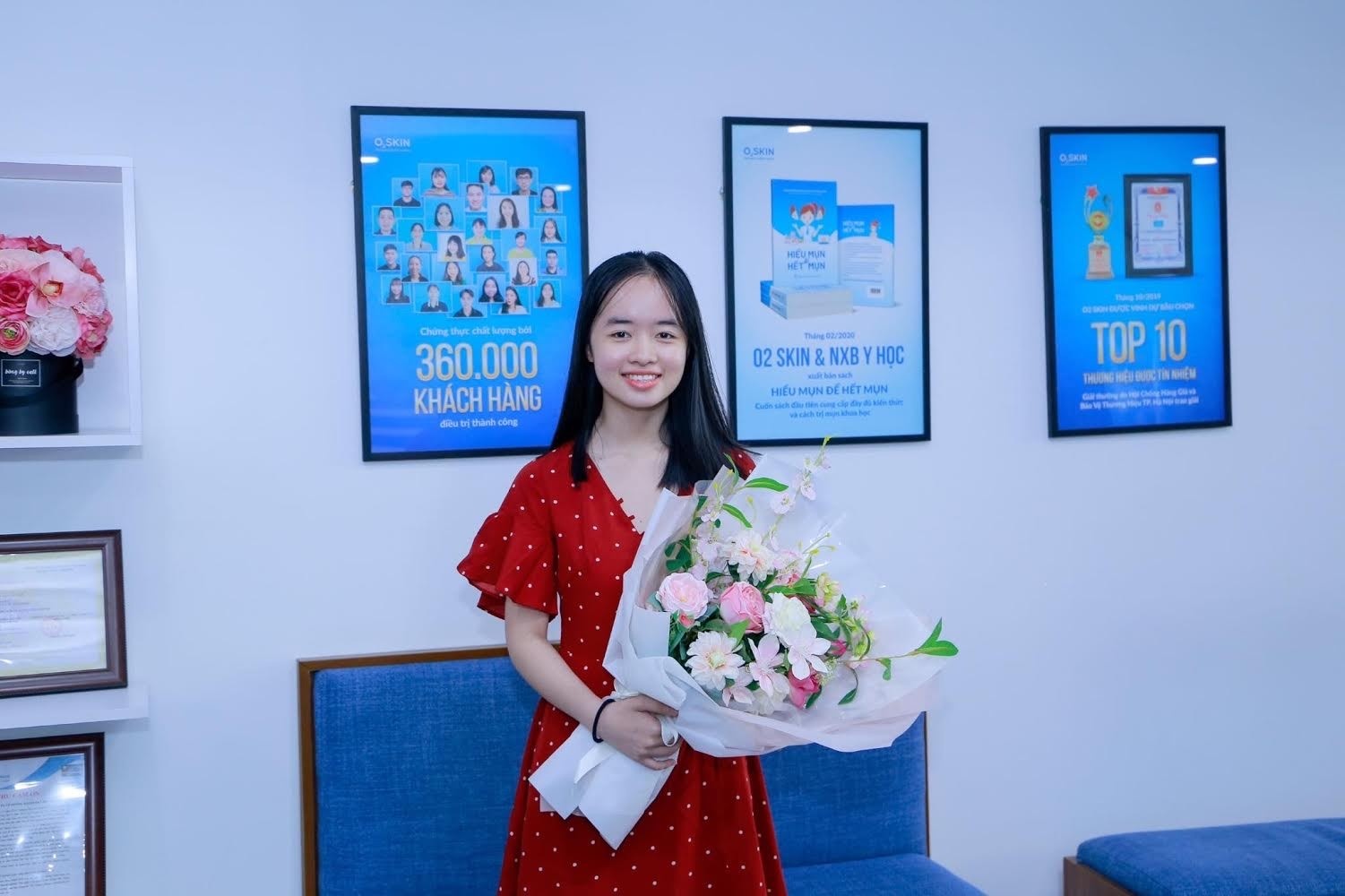 Lo trinh len doi nhan sac cua nu sinh bi mun 8 nam hinh anh