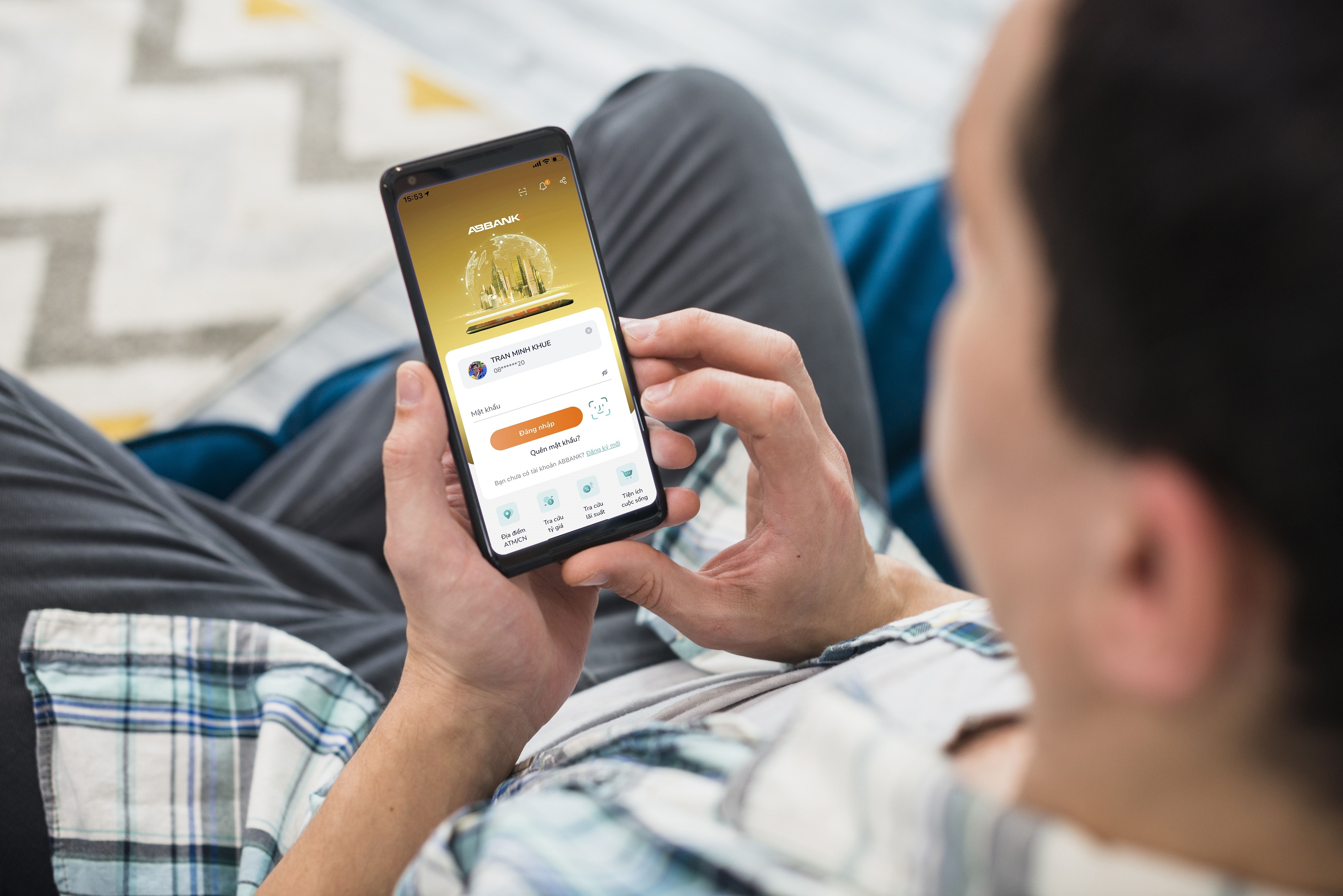 Nguoi tre co nhieu lua chon thanh toan khong tien mat hinh anh