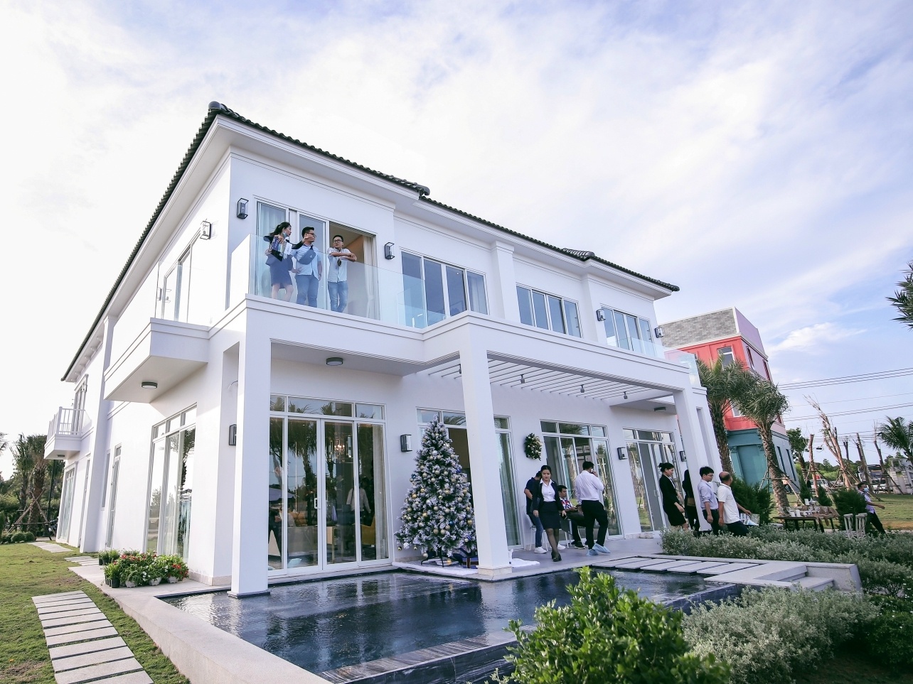 Gan 1.000 khach hang den tham quan, trai nghiem dai du an giua Ho Tram hinh anh