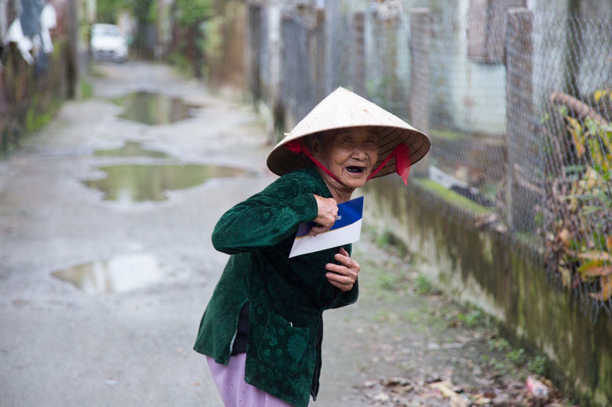 Mot ngay di cuu tro nguoi dan vung lu mien Trung hinh anh