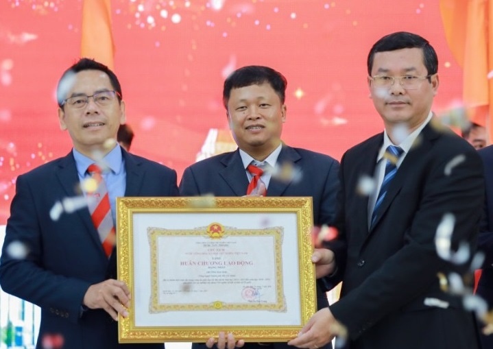 Hutech nhan Huan chuong Lao dong hang Nhat dip 25 nam thanh lap hinh anh