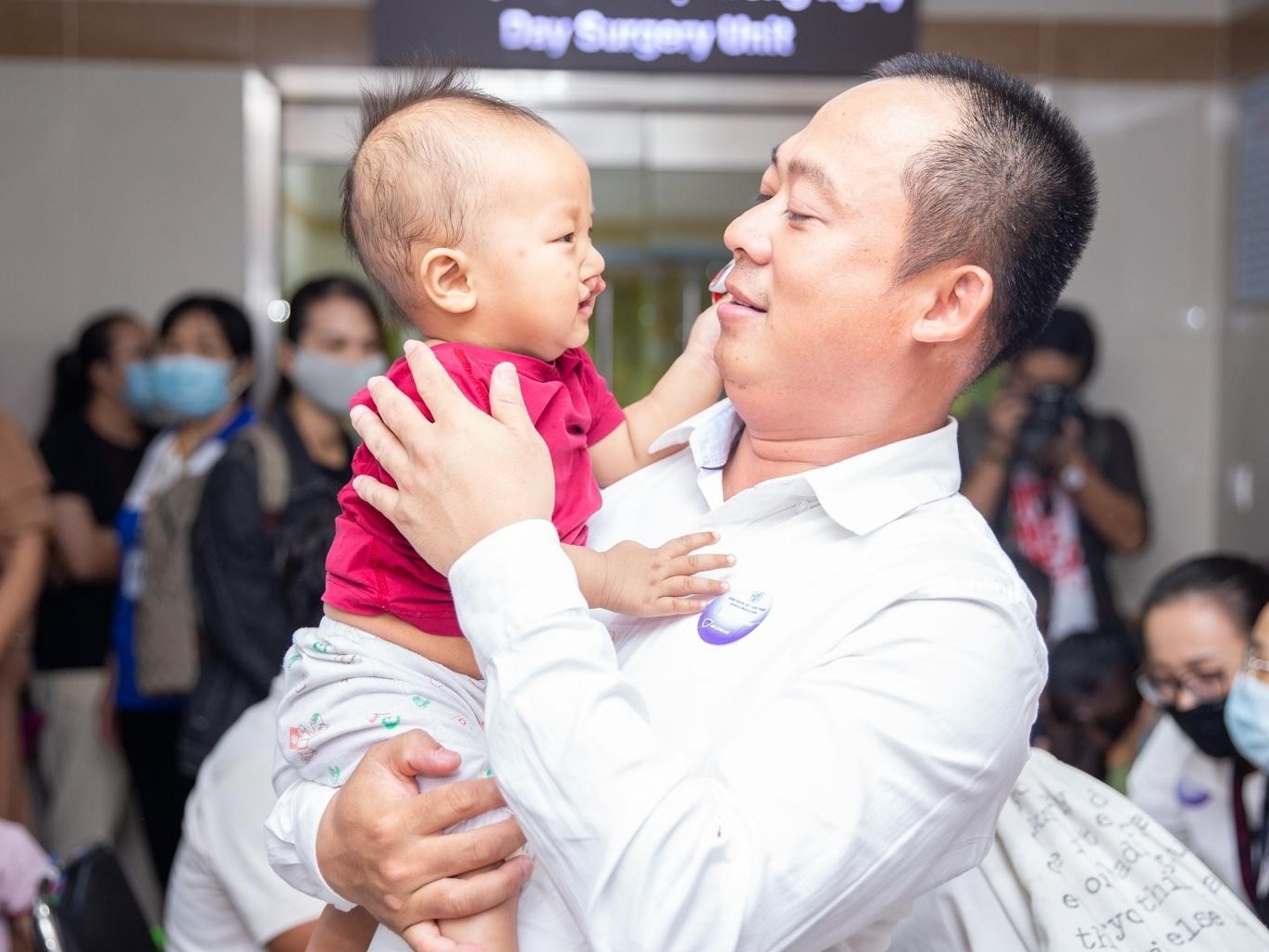 Dien May Xanh mang Tet som den tre em ho ham ech hinh anh