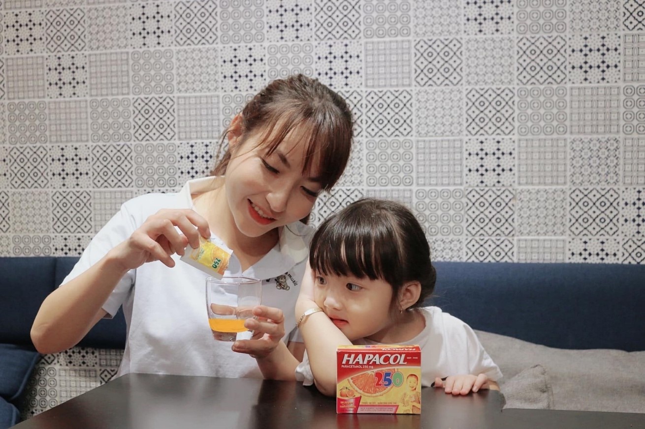 Hot mom chia se kinh nghiem ha sot cho con hinh anh