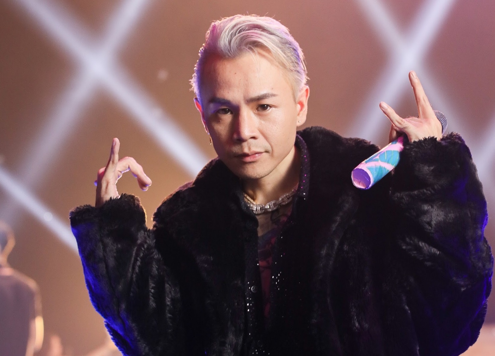 He lo nhan to bi an xuat hien cung Binz trong Music Home thang 11 hinh anh