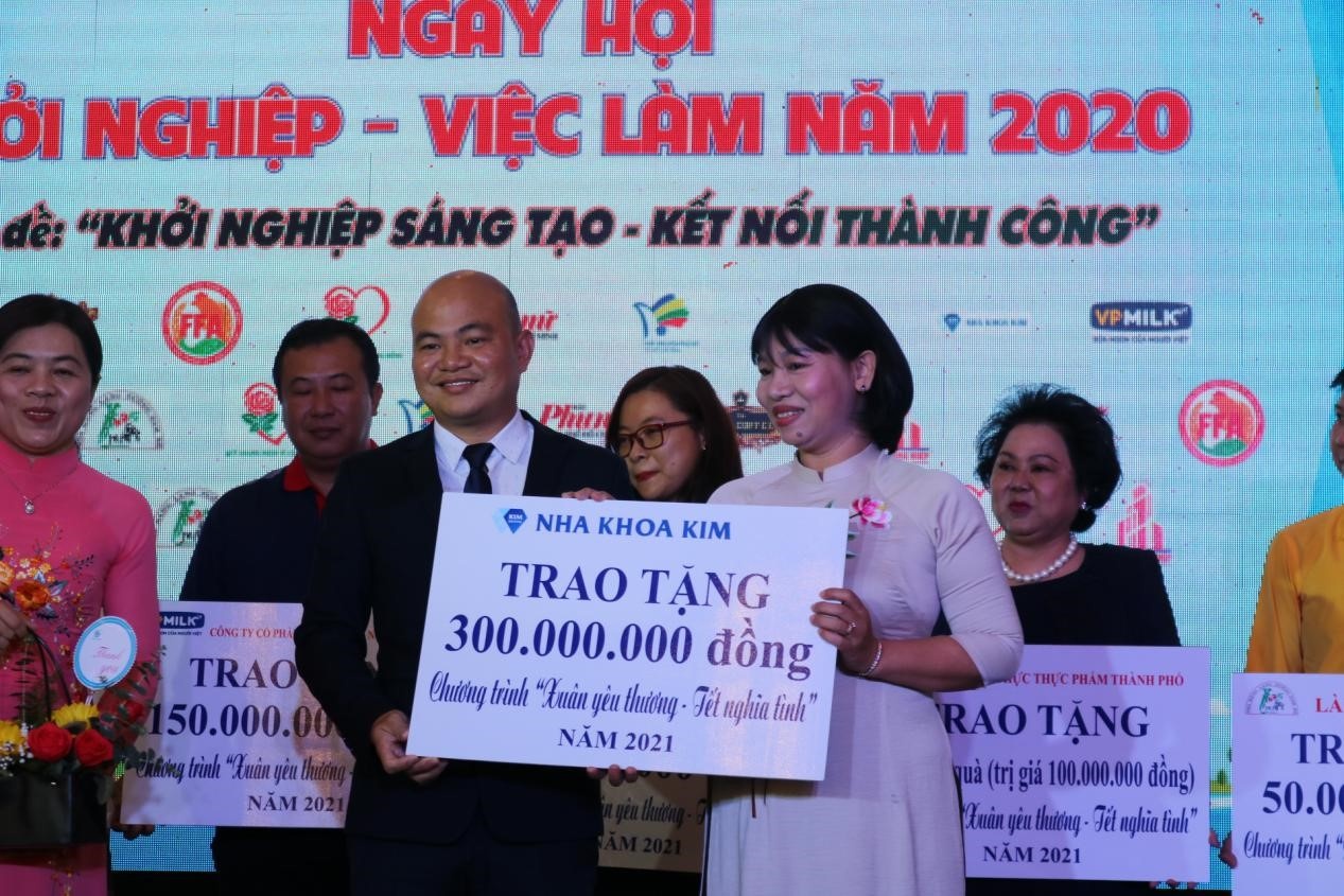 Nha khoa Kim trao tang 300 trieu dong cho quy an sinh xa hoi TP.HCM hinh anh