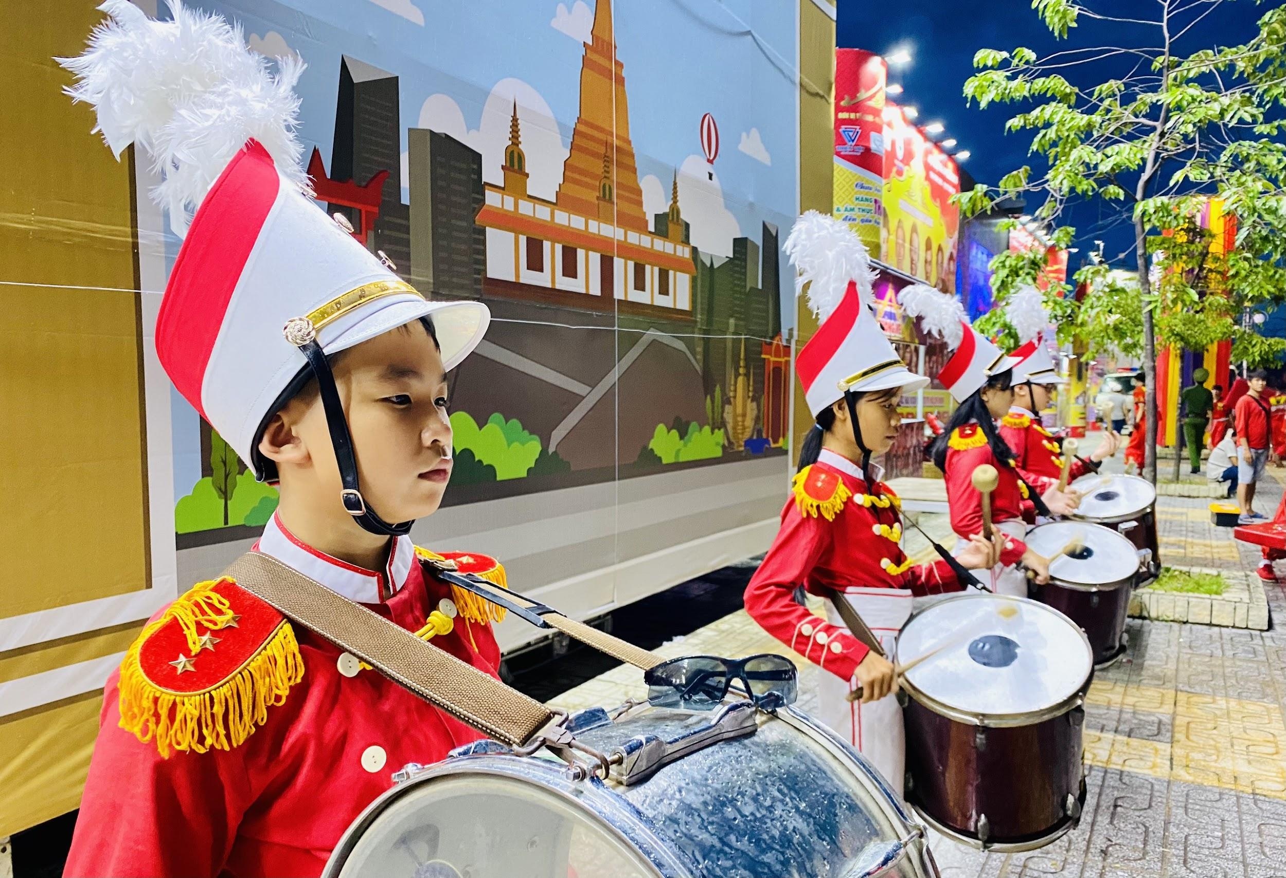 Hoi cho Thai Lan tai Sa Dec quy tu nhieu sao Viet hinh anh