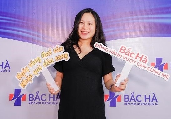 Me bau hao hung tham du 'Ngay vang thai san' tai Benh vien DKQT Bac Ha hinh anh