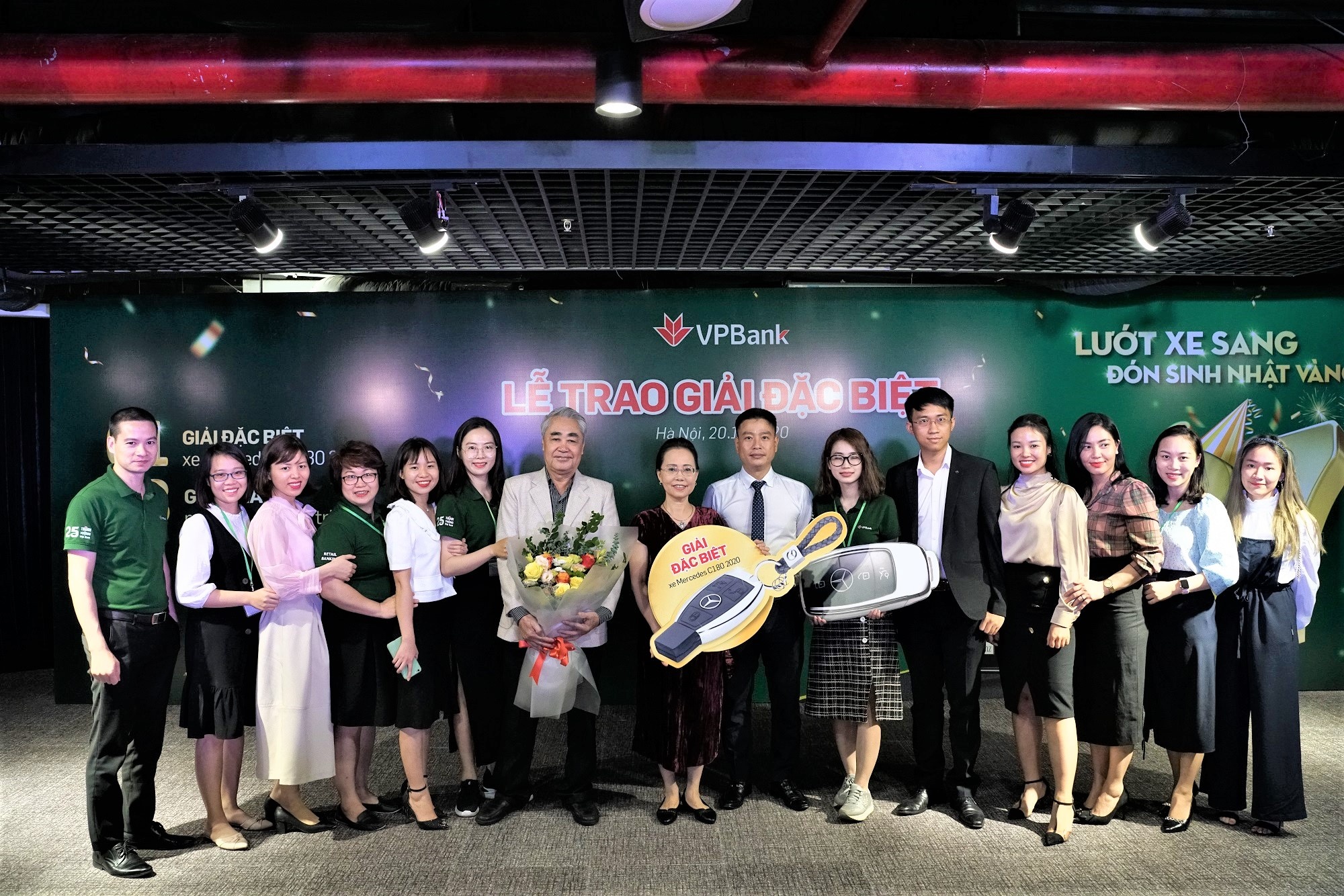 VPBank tang xe Mercedes C180 cho khach hang may man hinh anh