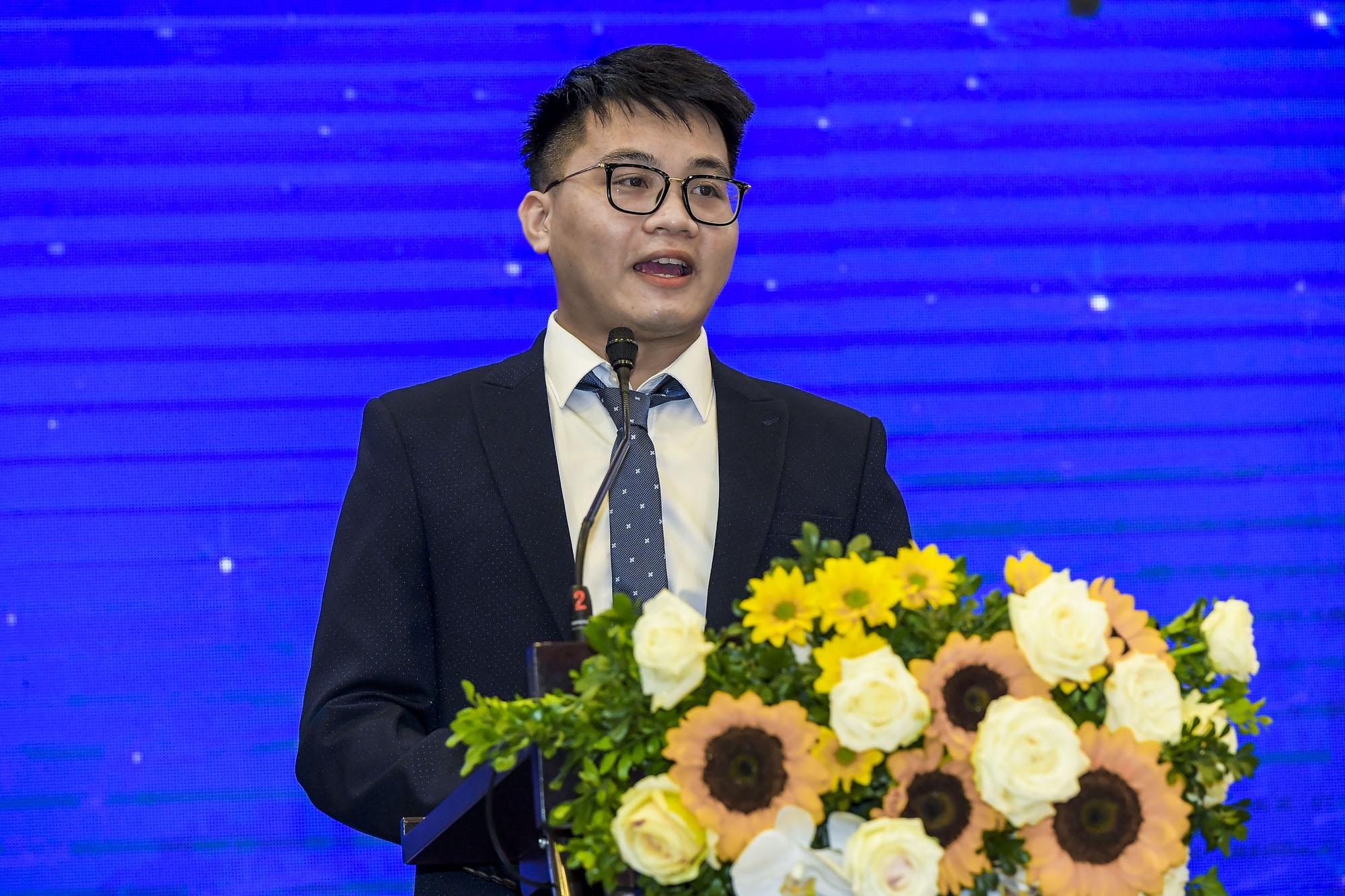 Vingroup trao hoc bong 40 ty cho thac si, tien si khoa hoc cong nghe hinh anh