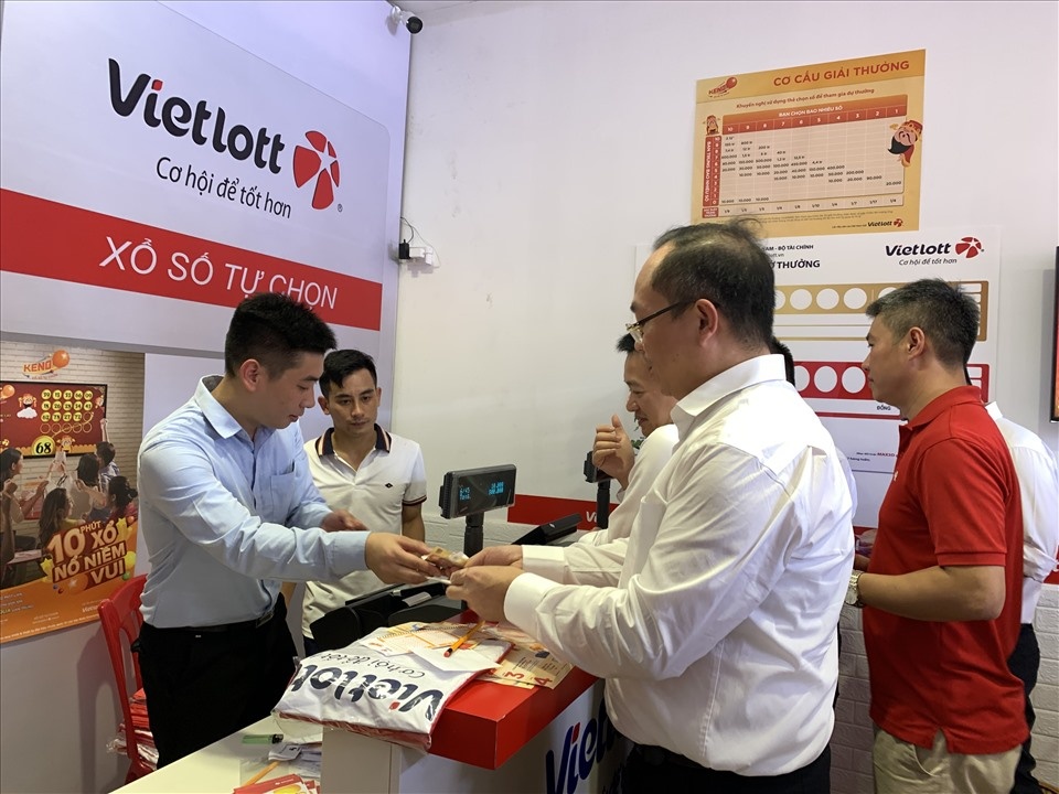 Vietlott tuyen them 50 dai ly dip cuoi nam hinh anh