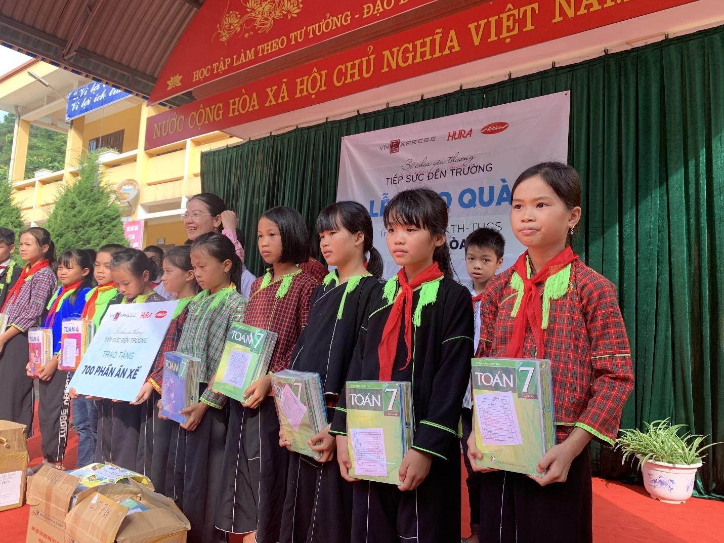 Niem vui co sach moi cua tre em bien gioi Lang Son hinh anh