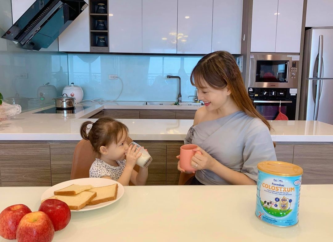 Me mat tay chon sua thanh mat chuan Au ngua tao bon cho con hinh anh