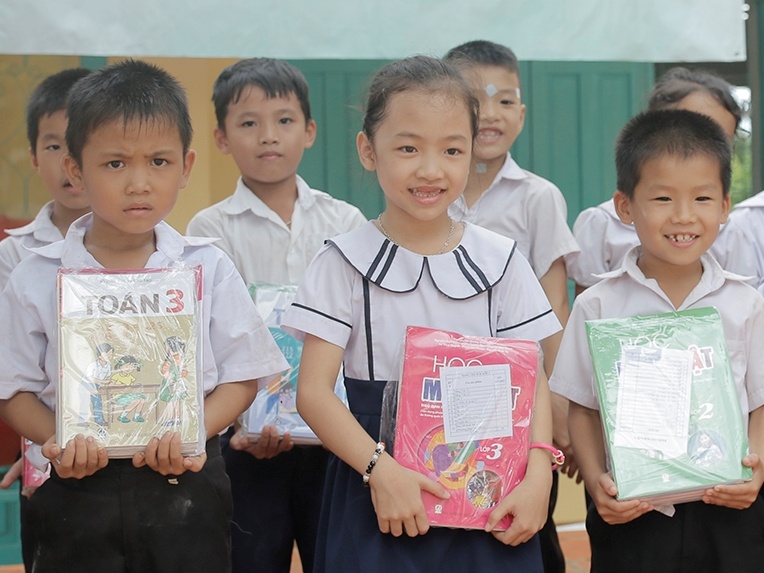 Bibica tang SGK cho hoc sinh kho khan tai Dak Nong hinh anh