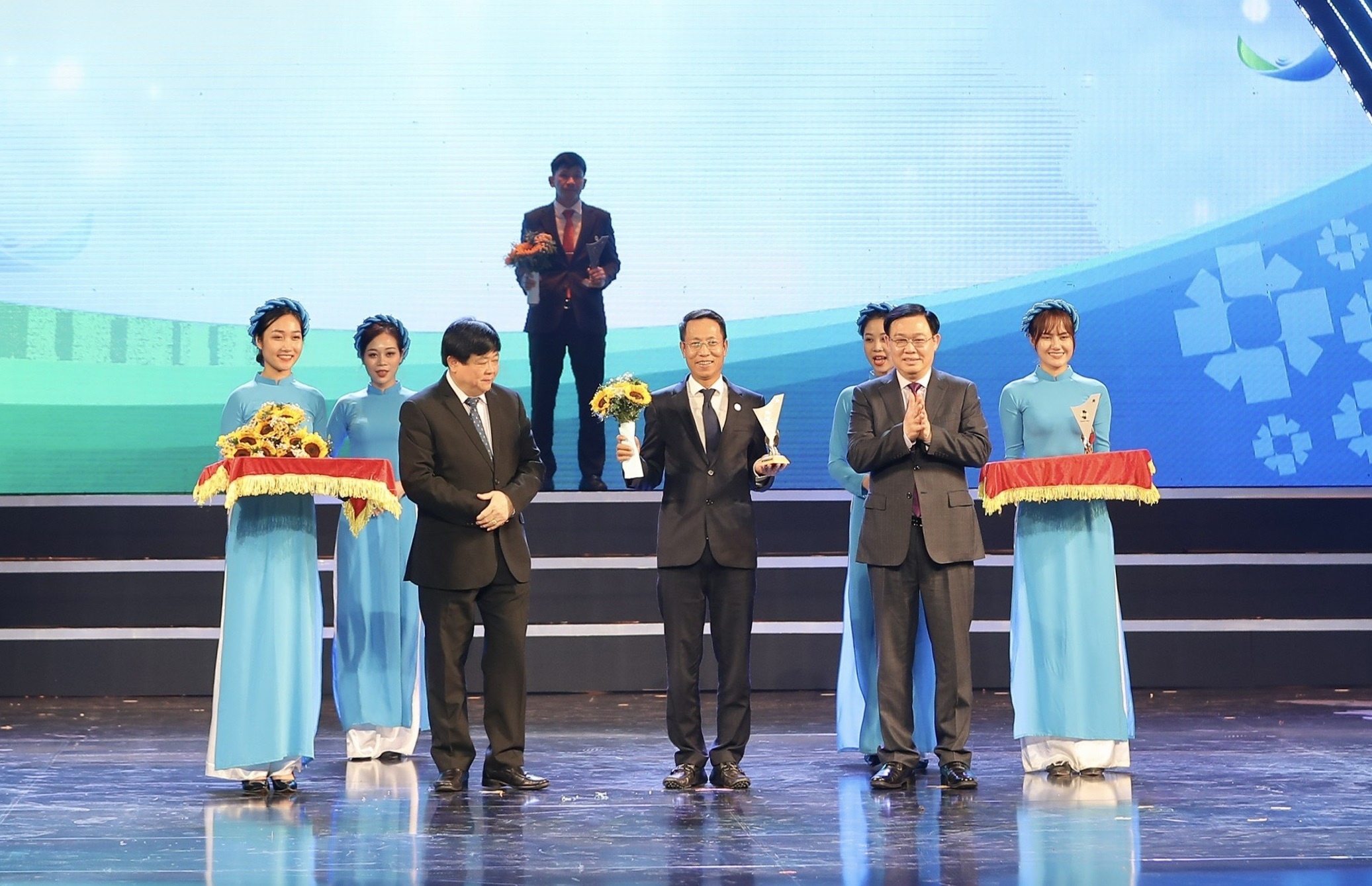 Nhom Topal duoc vinh danh 'Thuong hieu quoc gia 2020' hinh anh