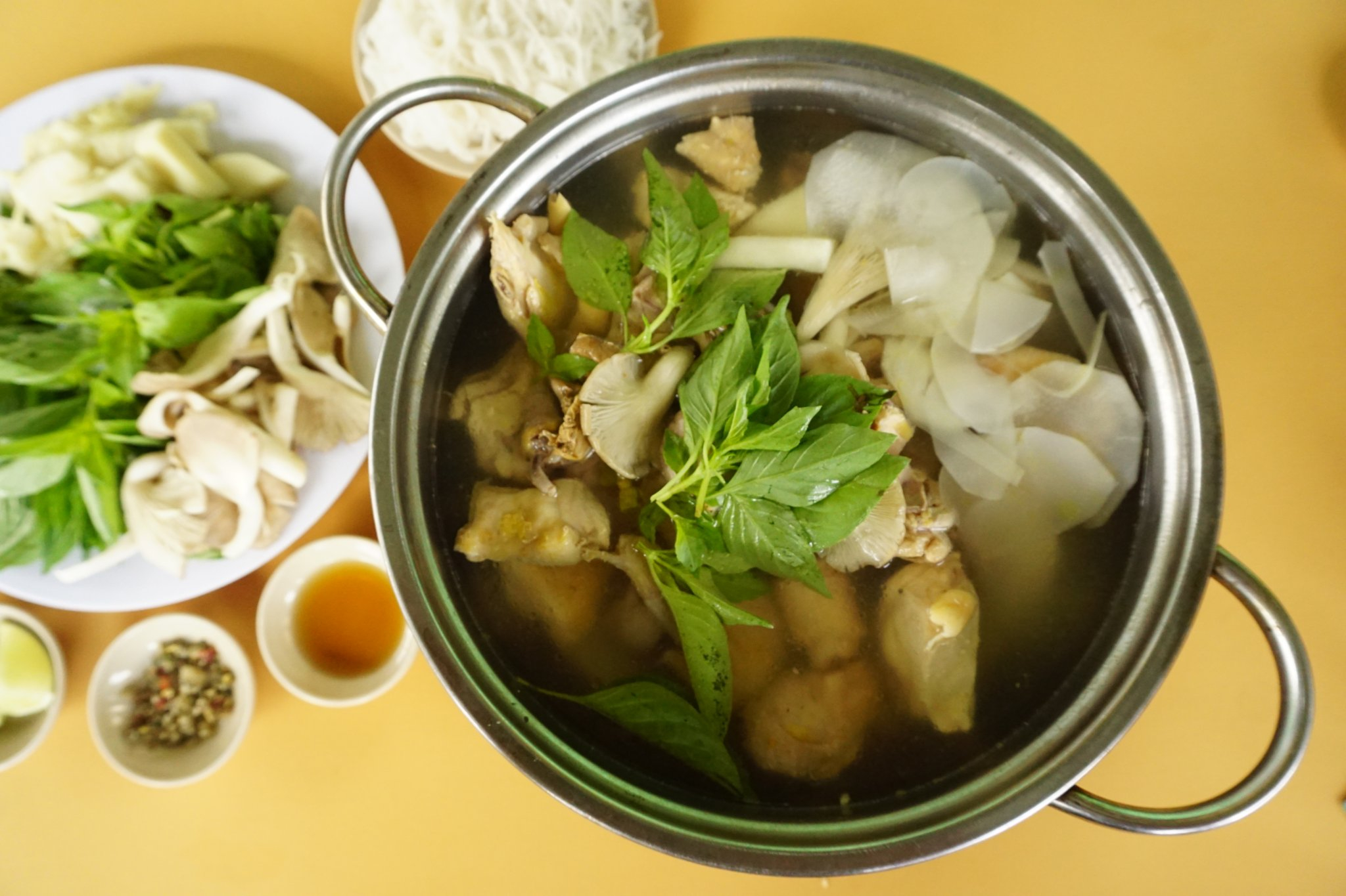 Thuong thuc lau ga la e chuan Phu Yen tai Can Tho hinh anh