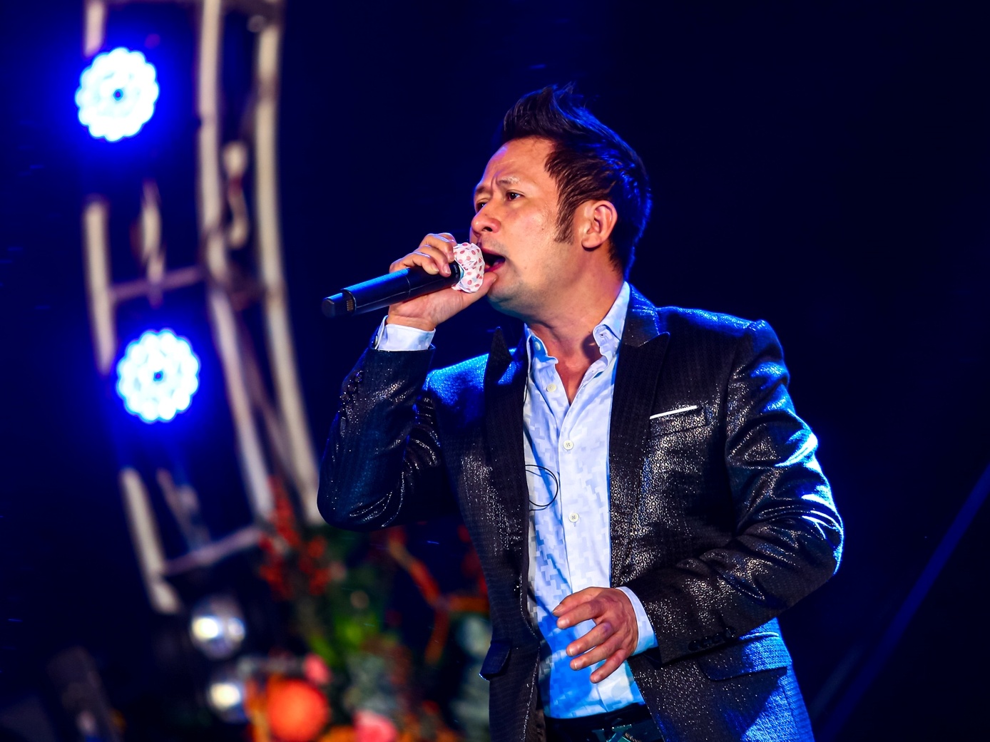 Bang Kieu the hien loat bai hit tren san khau bien Ho Tram hinh anh