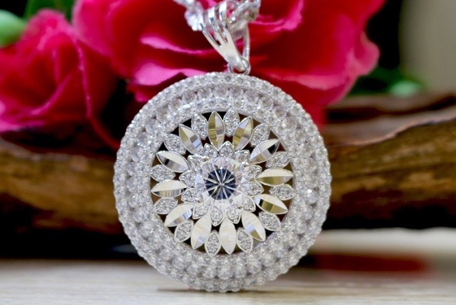 Mua trang suc xu huong moi tai Ngoc Chau Au hinh anh