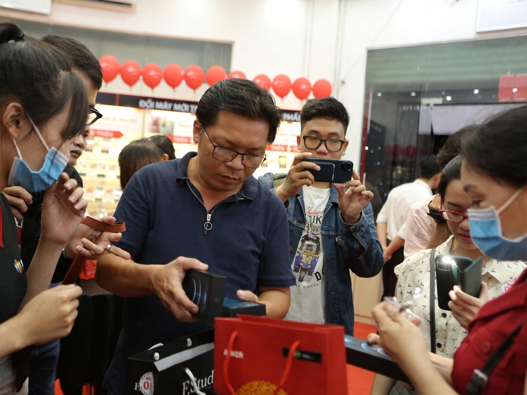 FPT Shop 'chay hang' hon 500 iPhone 12 Series sau 30 phut hinh anh