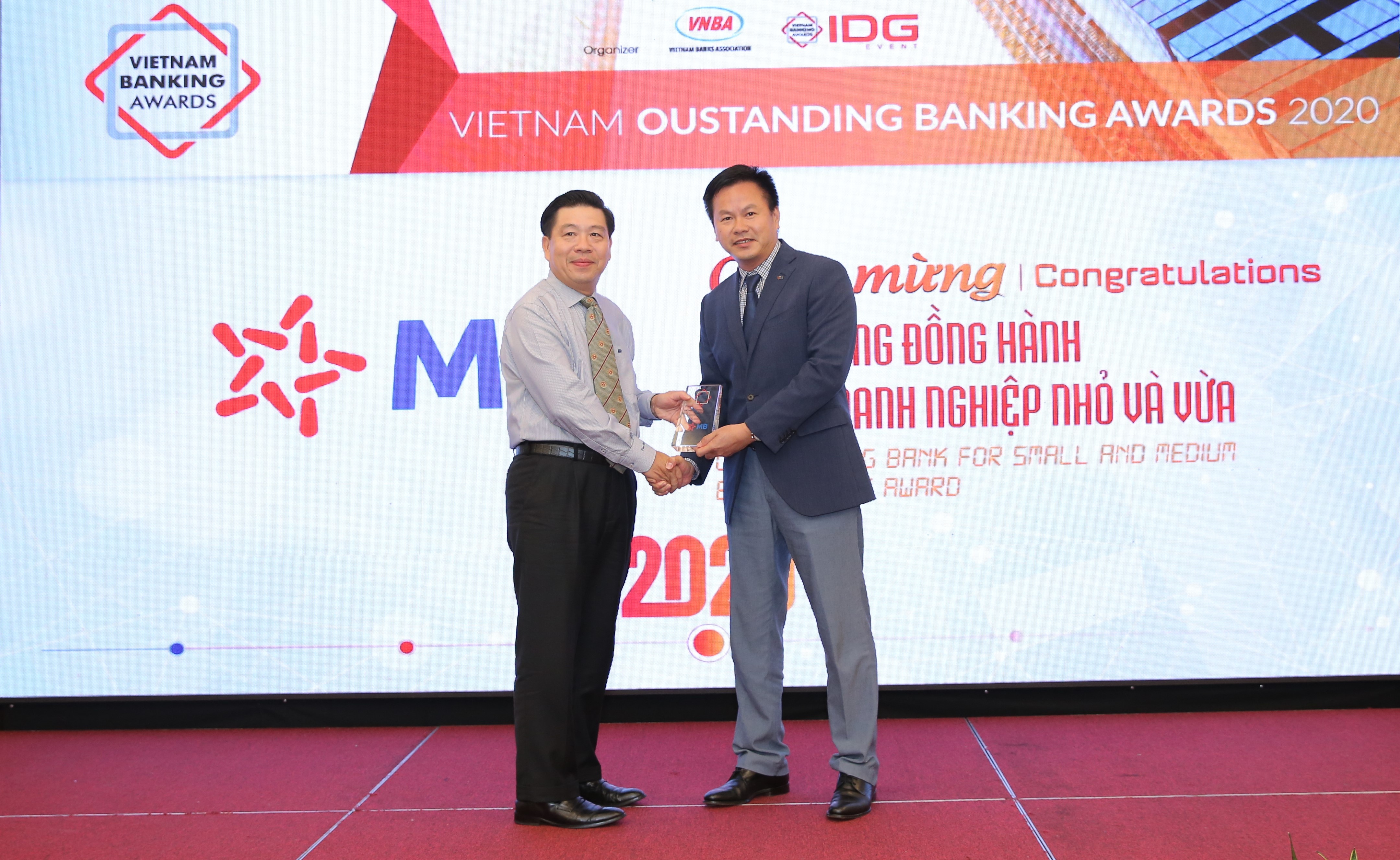Ho tro doanh nghiep SMEs va CIB, MB Bank nhan 2 giai thuong uy tin hinh anh