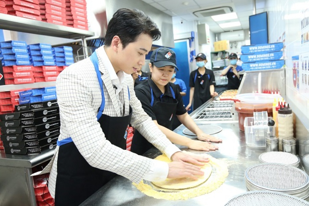 Karik tro tai lam banh pizza dieu luyen hinh anh