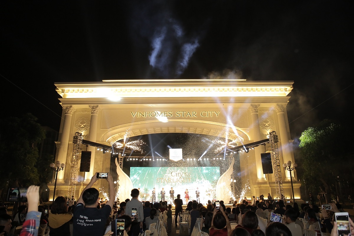 Vinhomes Star City ruc ro trong dem khai truong quang truong Anh sang hinh anh