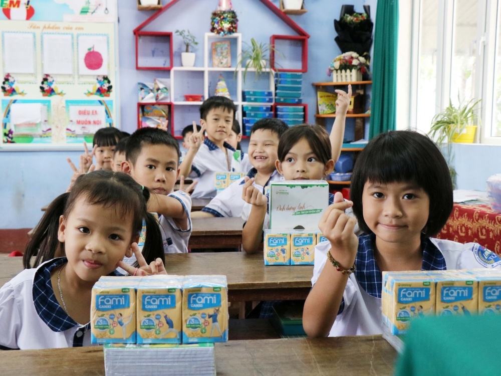 Vinasoy ho tro hon 3 ty dong qua tang cho hoc sinh vung lu hinh anh