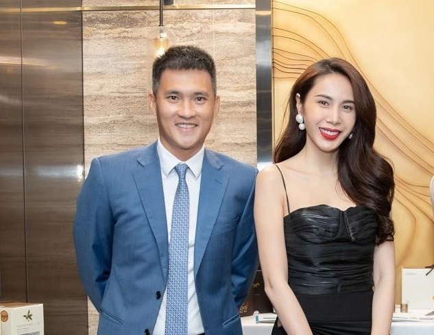 Thuy Tien - Cong Vinh rang ro sanh buoc du su kien hinh anh