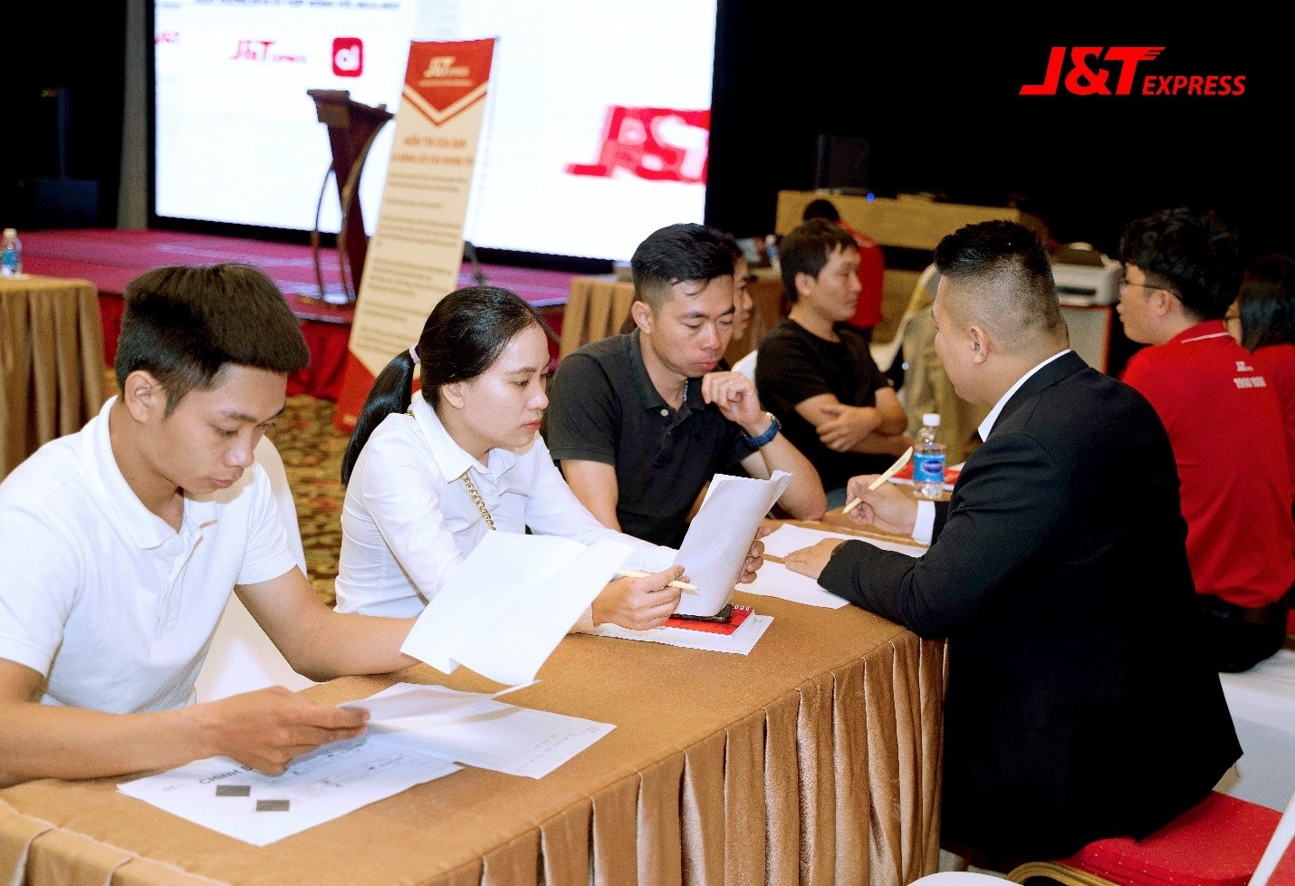 J&T Express ảnh 3 J&T Express anh 3