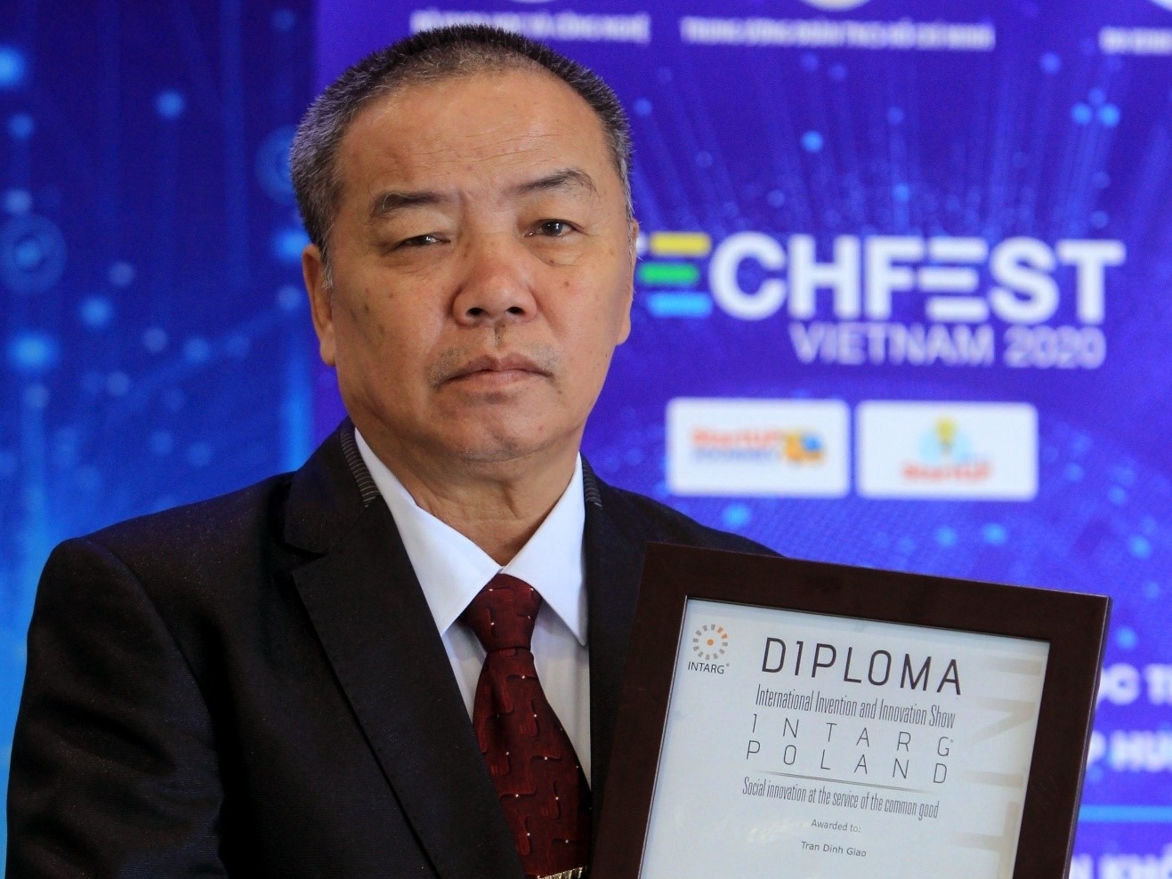 Chan dung nguoi phat minh ra lo thieu khong khoi tai Viet Nam hinh anh