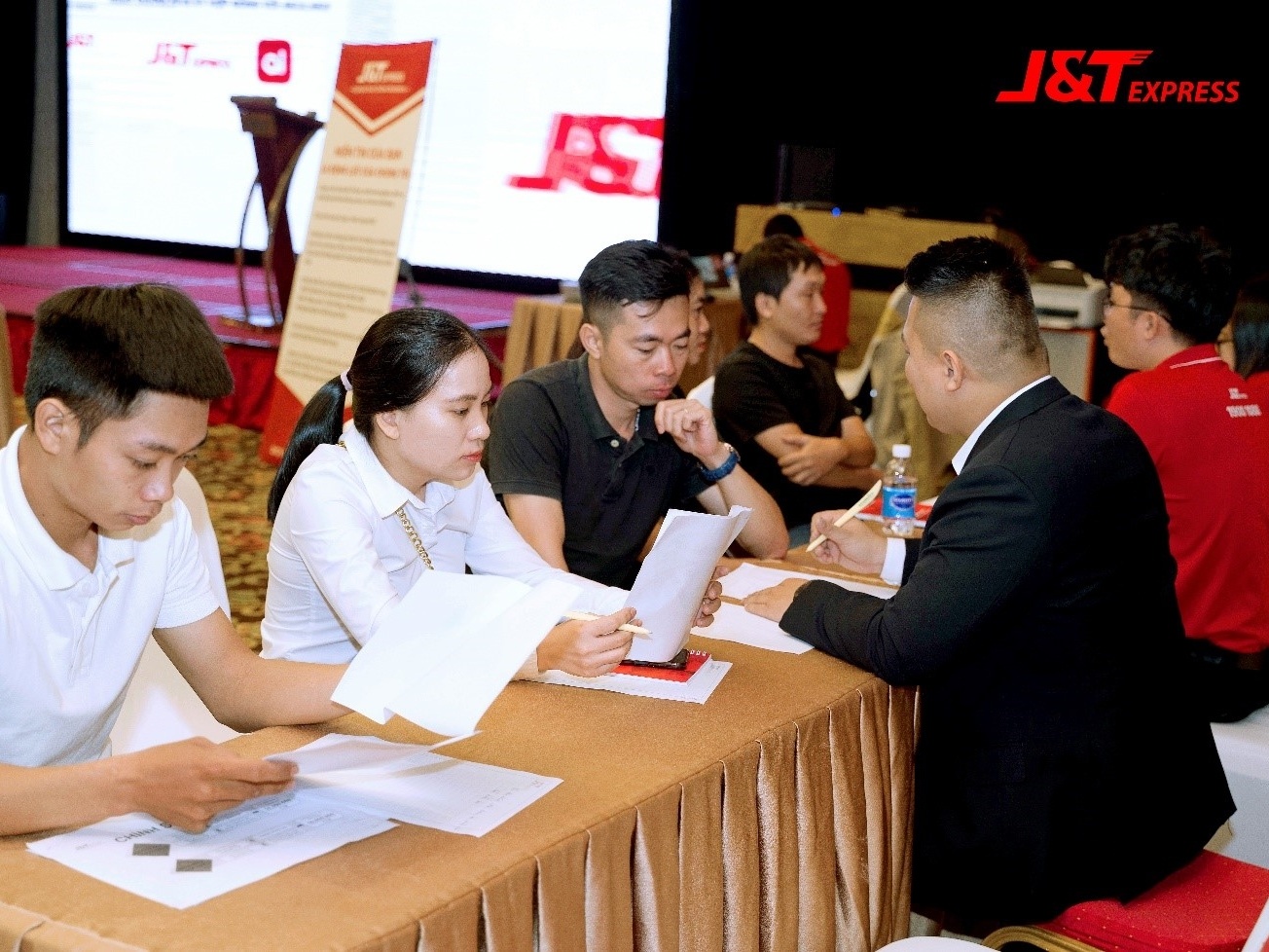 J&T Express to chuc hoi thao nhuong quyen, dai ly tai Nha Trang hinh anh