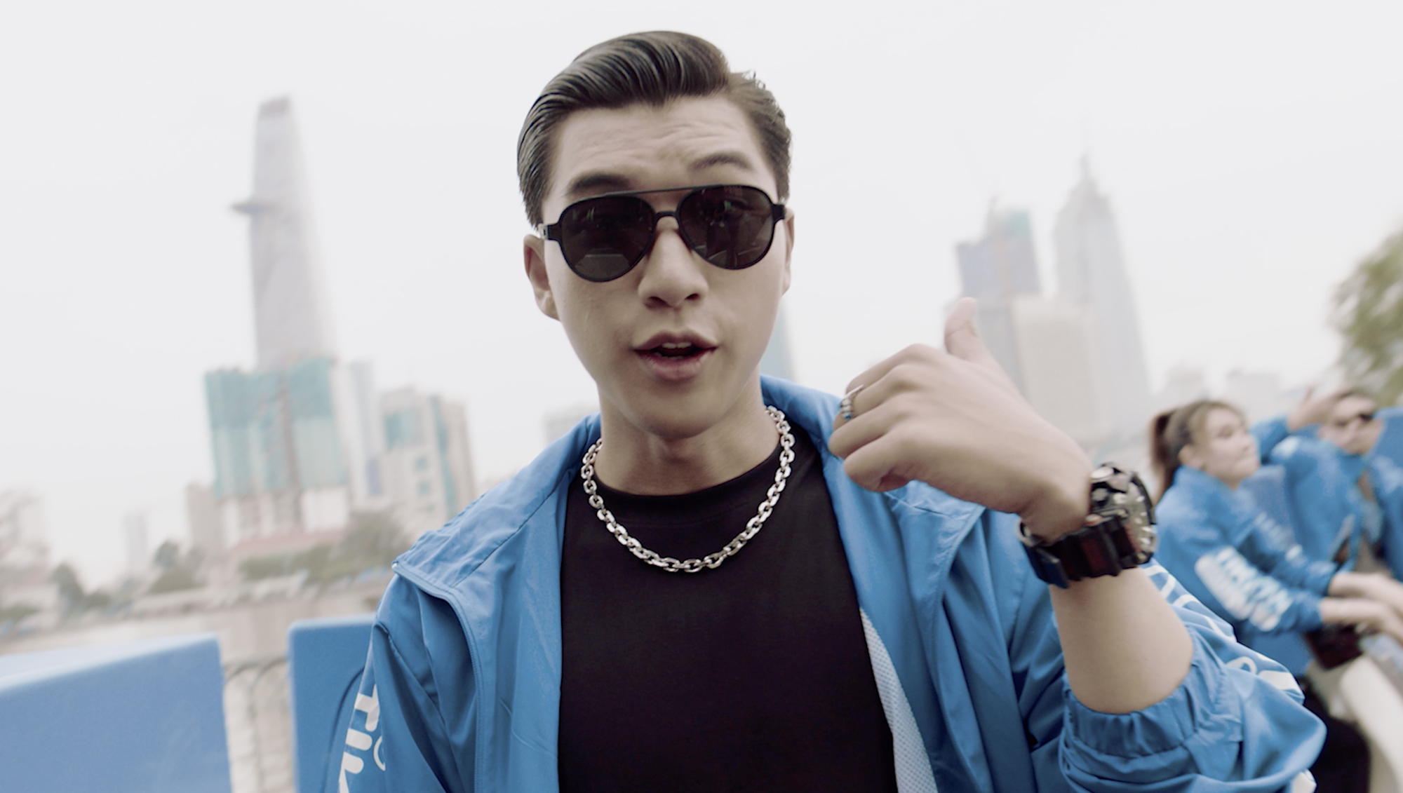 Hieuthuhai chia se ve trai nghiem giao hang trong MV moi hinh anh