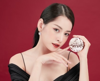 Chi Pu dong hanh cung thuong hieu my pham Age20's hinh anh