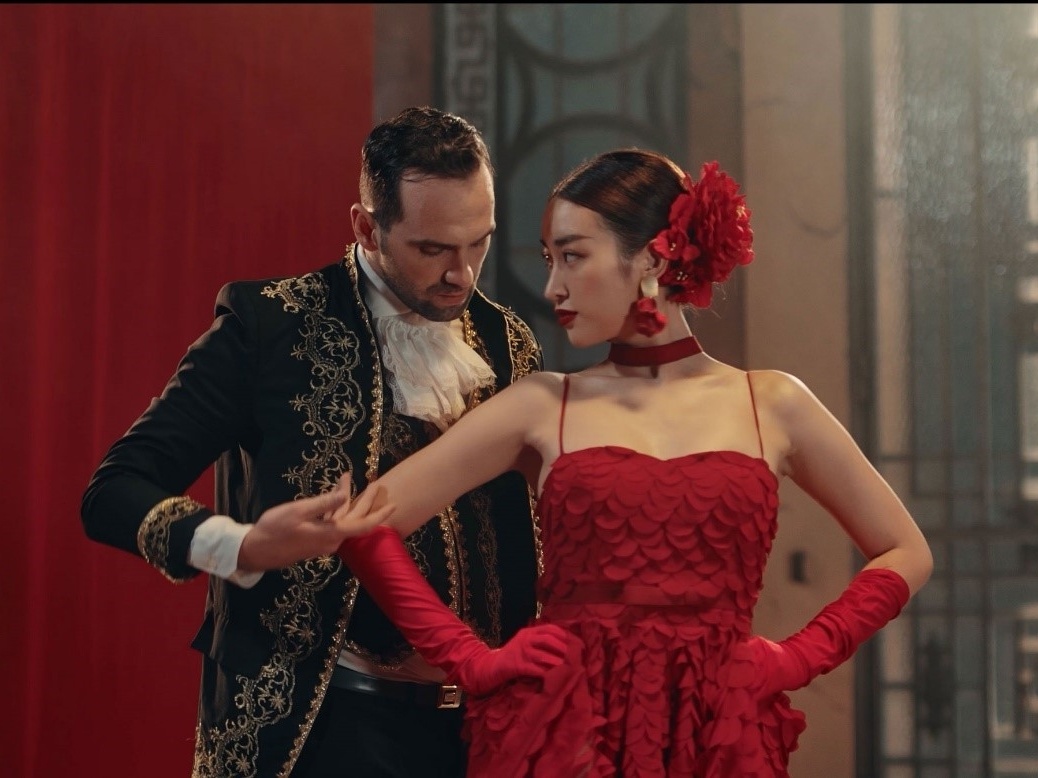 Do My Linh hoa nang tho flamenco tai biet thu Phu Quoc hinh anh