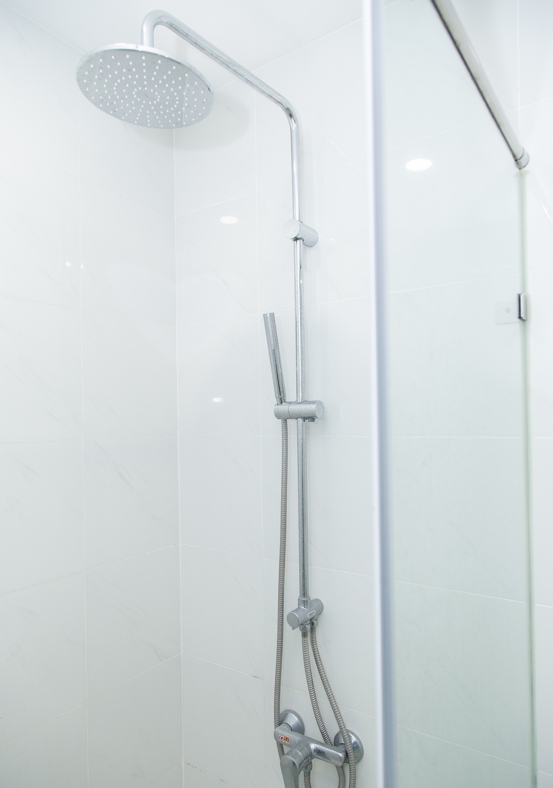 Can canh phong tam sang trong cua Huyen Lizzie hinh anh