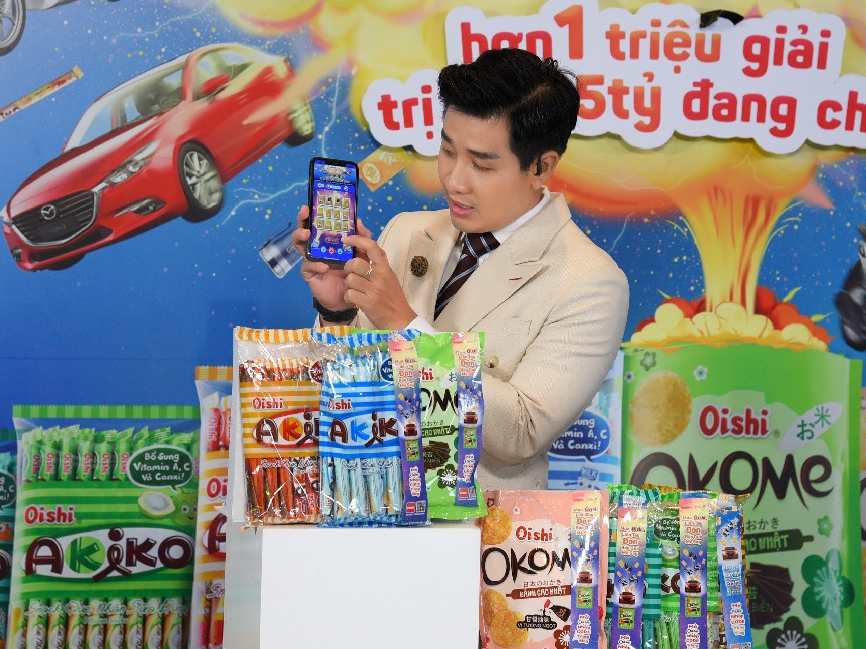 Khach hang tai Lam Dong trung xe Mazda nho an snack hinh anh