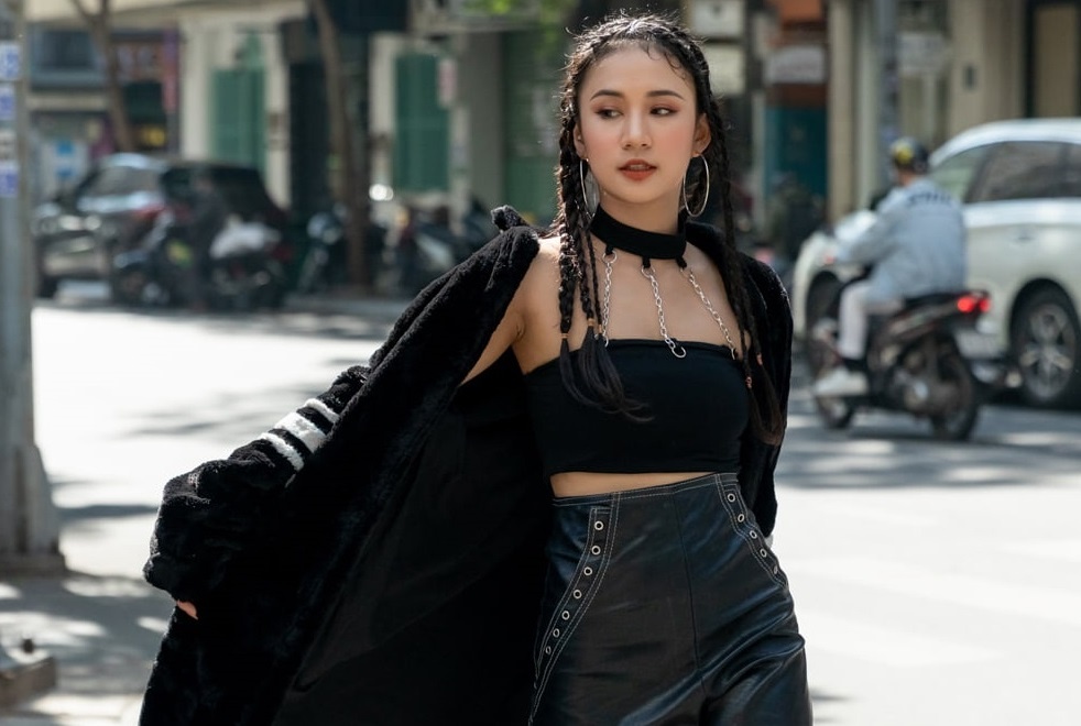 Cam hung pha cach len ngoi trong thoi trang duong pho hinh anh