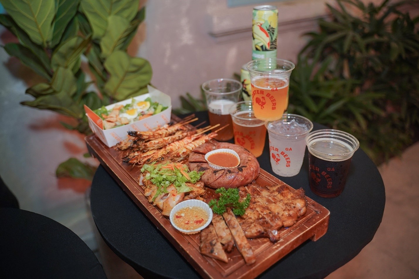 Den Lao Tru BBQ du 'dai hoi thit nuong' hinh anh