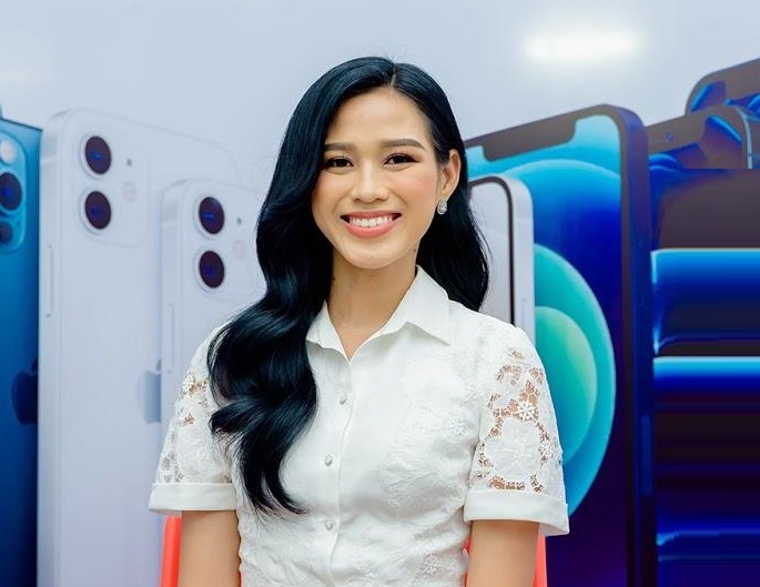 Hoa hau Do Thi Ha sam iPhone 12 Pro Max sau dang quang hinh anh