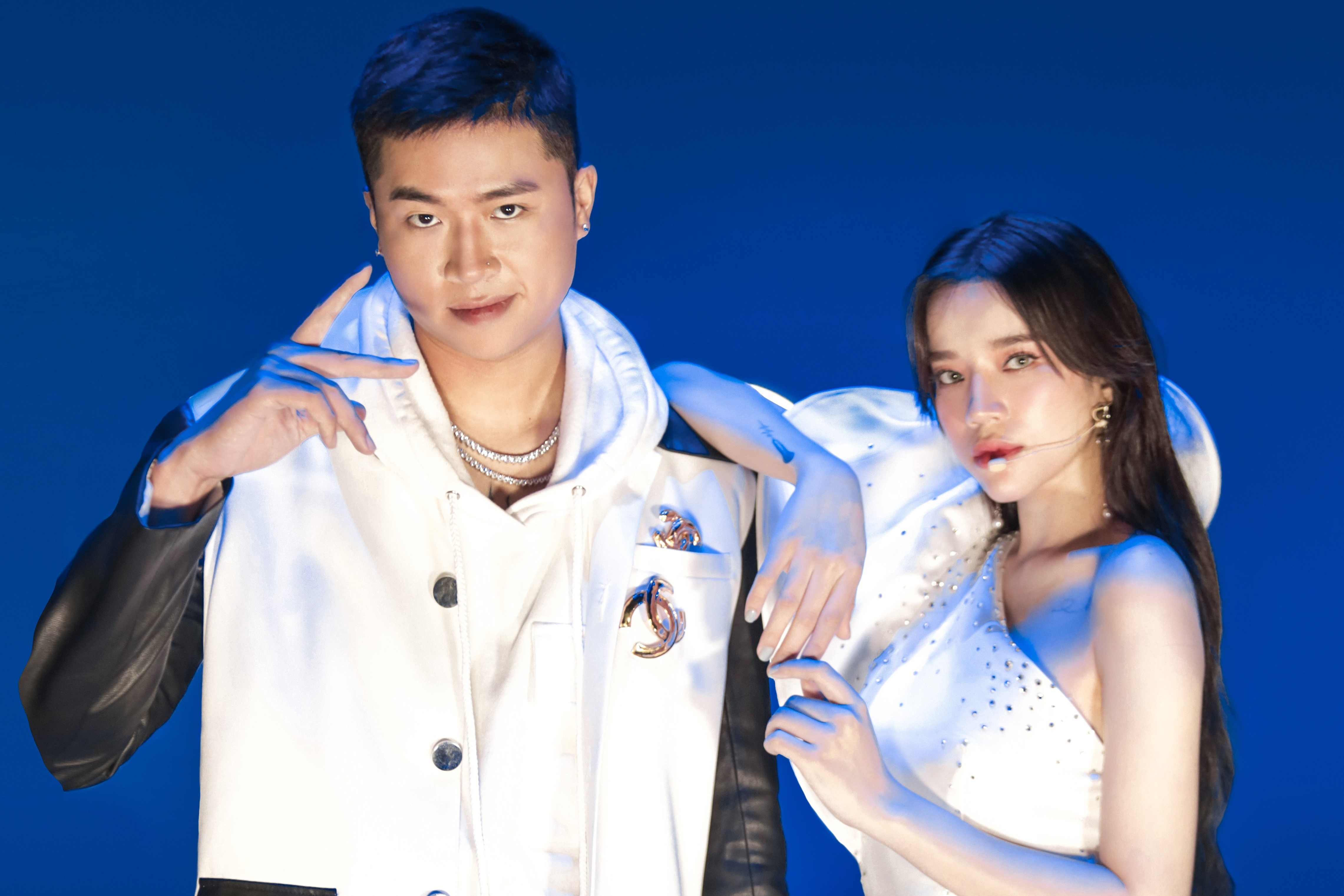 LyLy va rapper Right trinh dien tren san khau nuoc o ZMA 2020 hinh anh