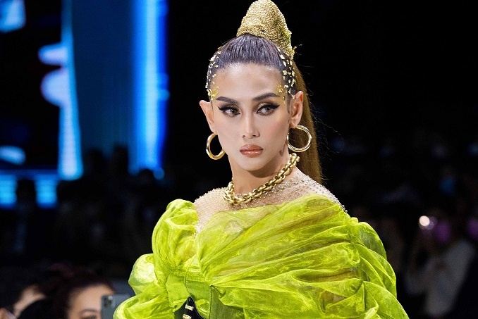 Trang phuc lay cam hung tu quan doi cua nha thiet ke Thao Nguyen hinh anh