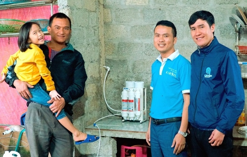 Hanh trinh 'hoi sinh nuoc sach sau lu' den 3 tinh mien Trung hinh anh