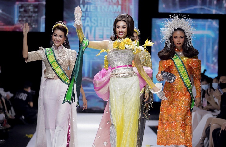 Nha thiet ke Le Long Dung ra mat bo suu tap dam chat van nghe hinh anh