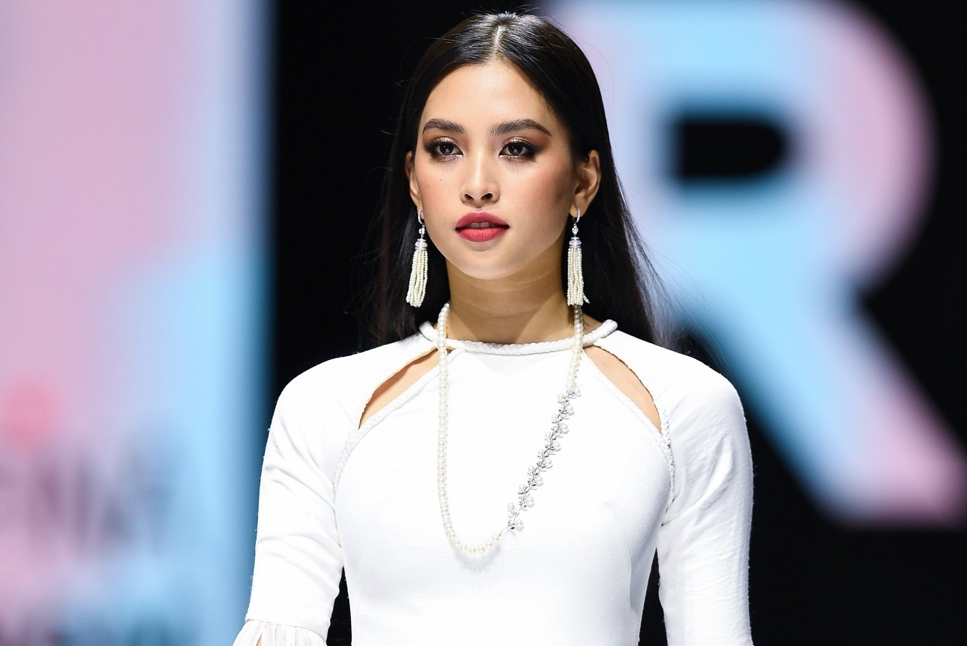 Hinh anh a dao qua trang phuc cua nha thiet ke Adrian Anh Tuan hinh anh