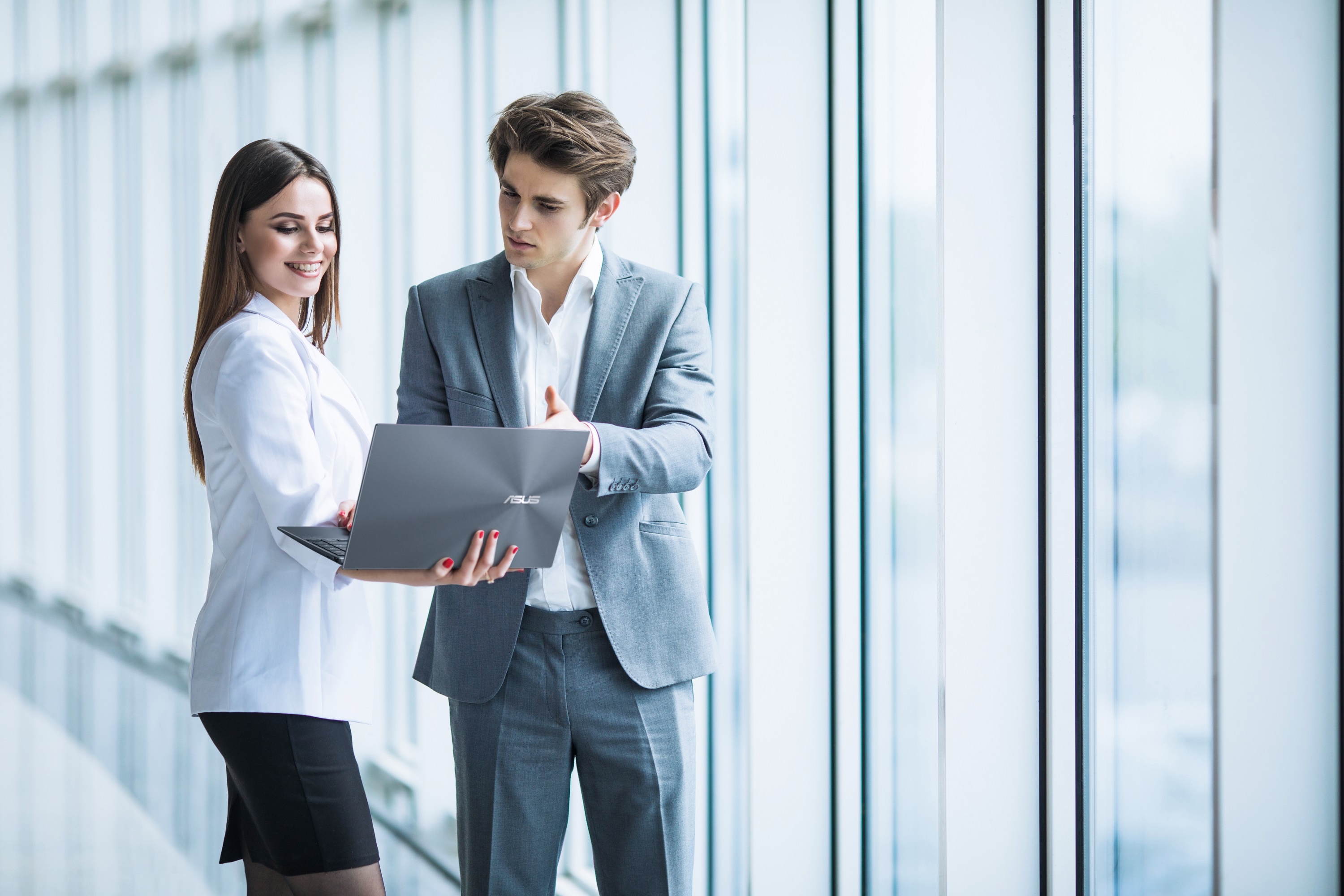 laptop Asus trang bi chip AMD anh 3