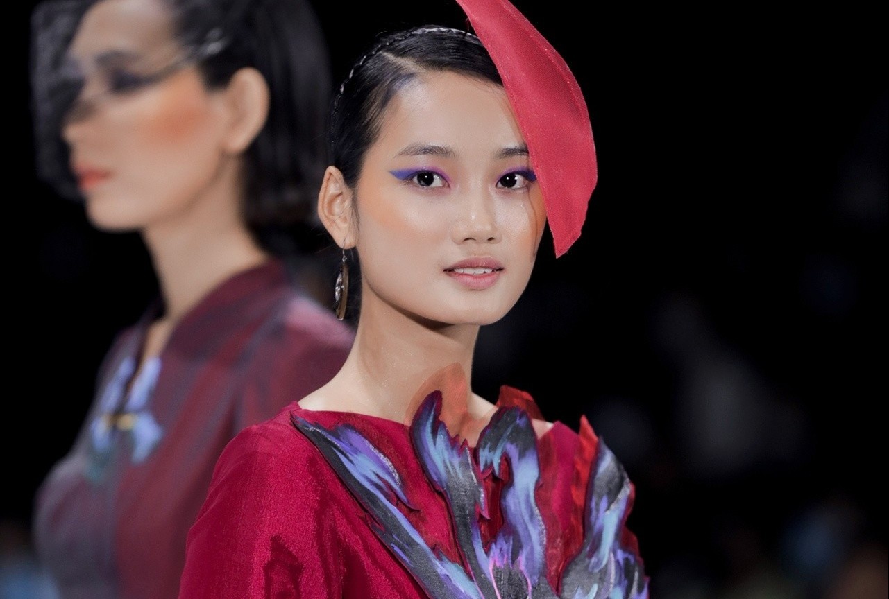 Nhung mau ao dai pha cach cua nha thiet ke Hoang Quyen hinh anh