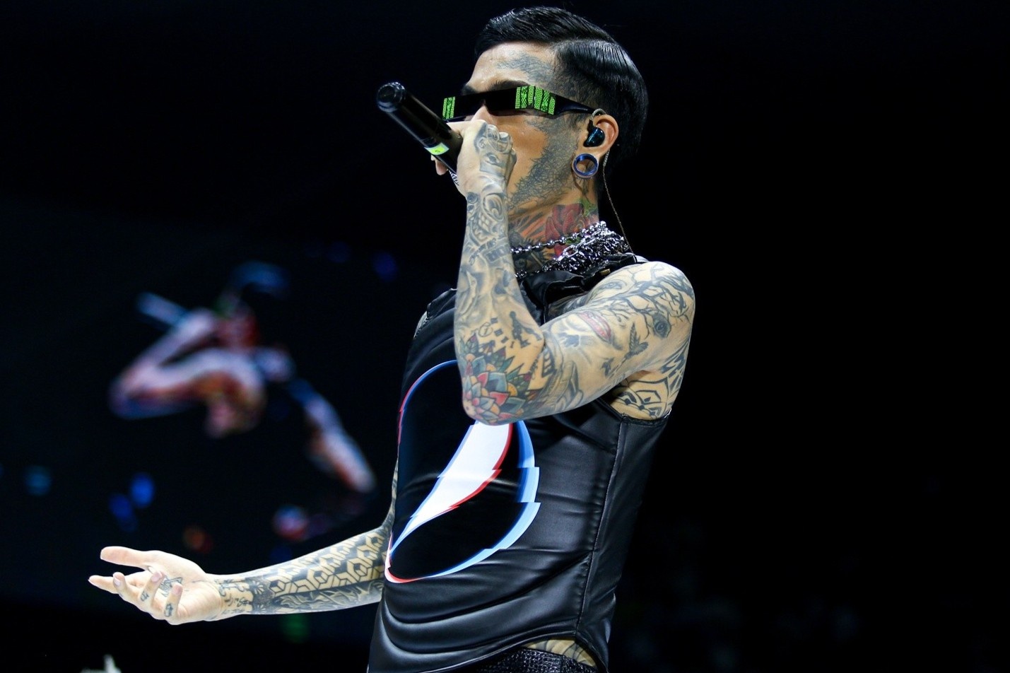 Loat trang phuc duoc lay cam hung tu hinh anh rapper hinh anh