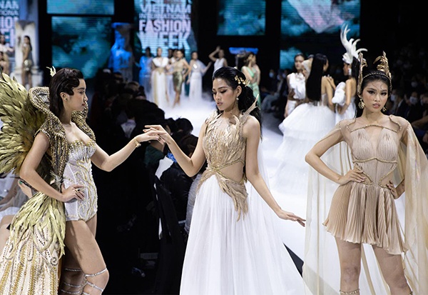 Hinh anh nu than Hy Lap goi cam trong show dien Do Long hinh anh